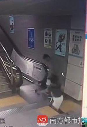 深圳地铁惊魂：女乘客掉入集水井 被前方乘客转身拉住