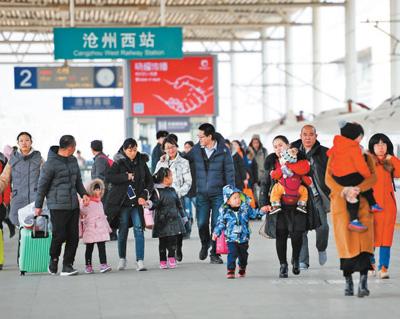 2月21日,在河北沧州西站下车的旅客走在站台上.新华社记者 牟 宇摄