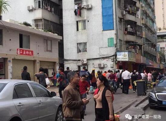 深圳好多人聚在一起抬頭看，心都揪緊了