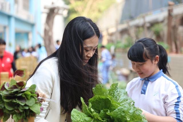 流塘小学举办百草园蔬菜集市