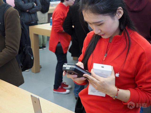 广州首家Apple Store正式开幕 暴雨也灭不了果