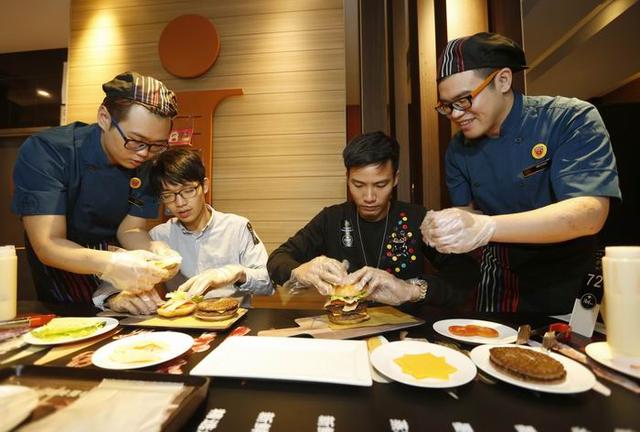 恒大传奇冯俊彦自创汉堡包 吃出广州足球的味