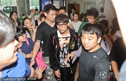 周杰倫熱衷古玩 戴框鏡專心觀摩煞有介事