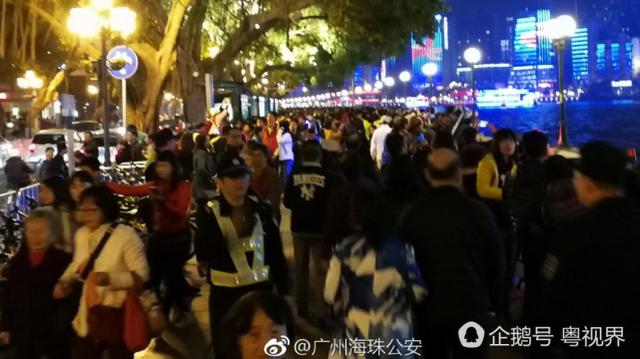 夜里珠江邊人流過于密集 警方發(fā)出呼吁