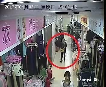 带娃出门要注意 龙岗多人婴儿车上财物被盗