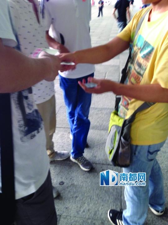 深圳北站黄牛猖獗 一张高铁票加60到100元