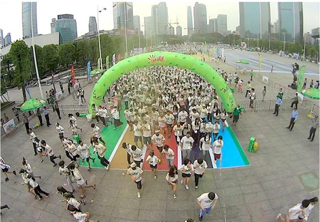 康师傅绿茶倾力打造的健康彩色跑2014年首站在广州市天河体育中心全新开跑