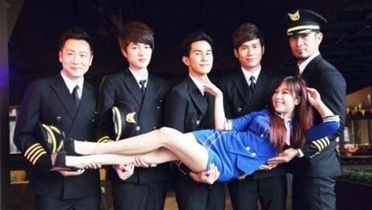 茵佳妮女装联姻《<em>后备空姐</em>》秀青春名媛风 _大