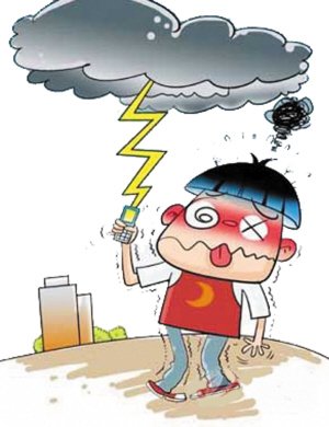 16岁少年下雨天时,在一个偏僻的公厕边上厕所边玩手机时被雷电电倒,不