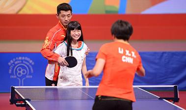 奥运冠军在香港撩弟撩妹 手把手教打球