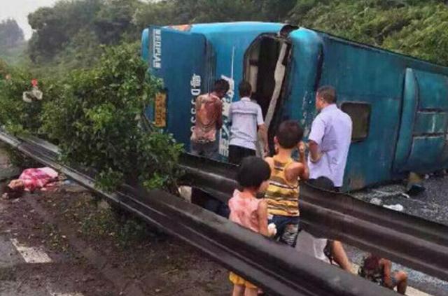 深圳开往普宁大巴避车侧翻致3死42伤(图)