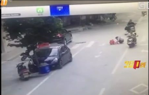 廣東母子疑路中蹲下系鞋帶，瞬間遭碾壓