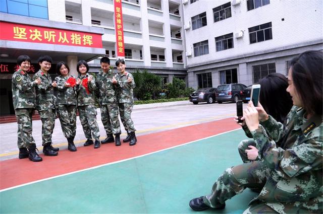 深圳边防部队400余名老兵退伍