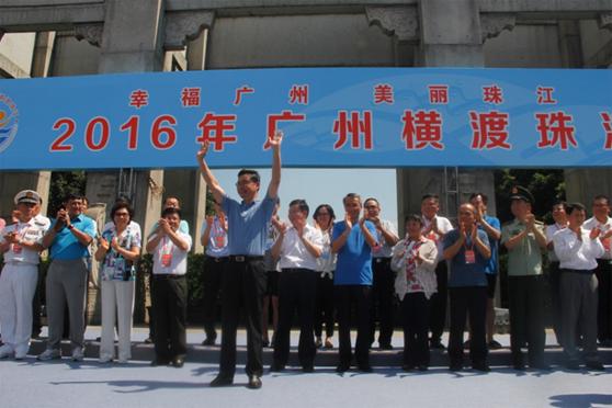 王老吉连续五年支持横渡珠江 2000泳士畅游