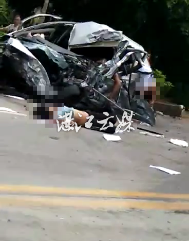 湛江一小轎車和客運中巴相撞 多人死傷數(shù)人一動不動