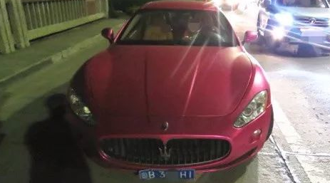 廣東女網(wǎng)紅開豪車被查 一邊摸車一邊撒嬌