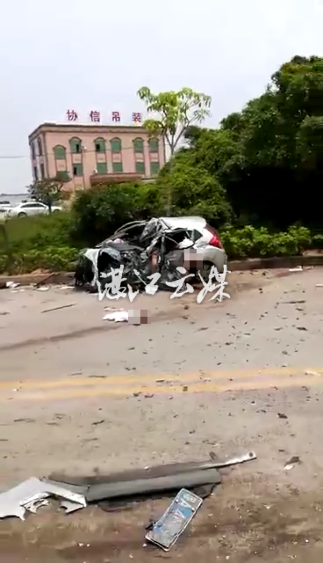 湛江一小轎車和客運中巴相撞 多人死傷數(shù)人一動不動