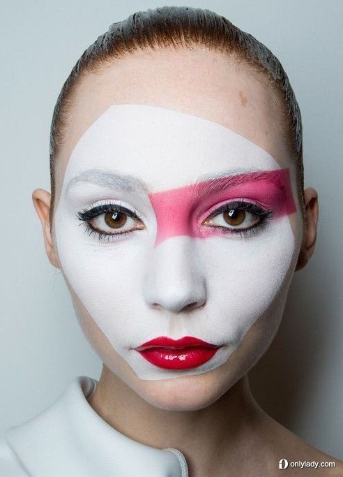 模特脸变调色板 Ground Zero秀大玩几何红唇脸