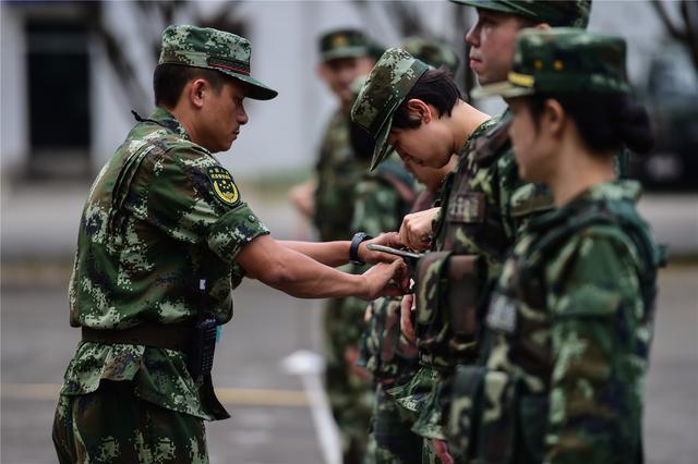 深圳机动部队考核升级:干部士兵同考实战科目