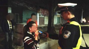 廣東女網(wǎng)紅開豪車被查 一邊摸車一邊撒嬌