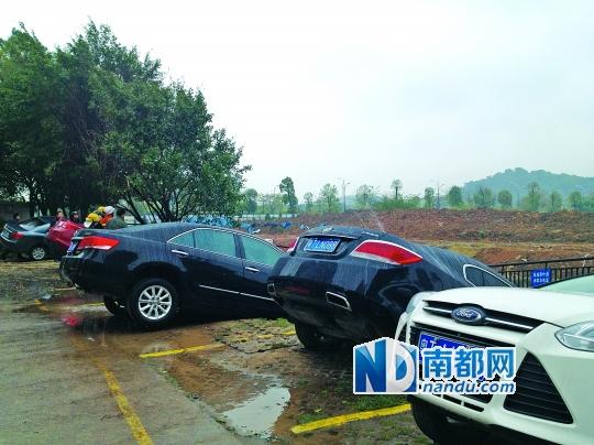 中山清早小区地陷如地震 “吞”下8辆车