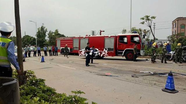 湛江一小轎車和客運中巴相撞 多人死傷數(shù)人一動不動