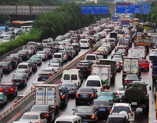 清明节假期高速公路小客车免费 华东华南或拥堵严重