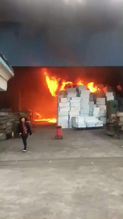 中山东升一厂房浓烟滚滚,多台消防车出动