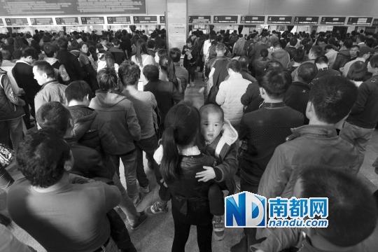 广州火车站临客票抢手 退票的多过买票的