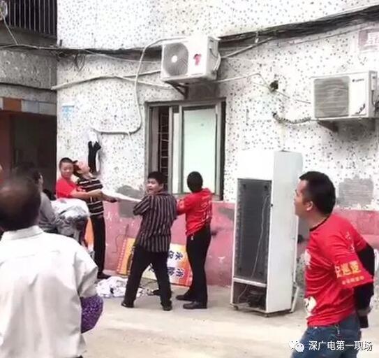 深圳好多人聚在一起抬頭看，心都揪緊了