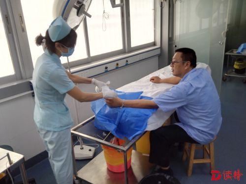 深圳公交司机为擒贼 重重摔地虎口撕裂流血