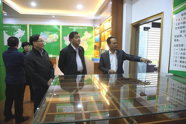 茂名地税实地走访全国人大代表 减税降费助力