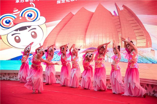 中国小金钟舞蹈选拔赛 小舞蹈家们激烈斗舞