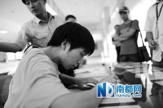 大学生东莞打暑期工 应得工资3200到手700元