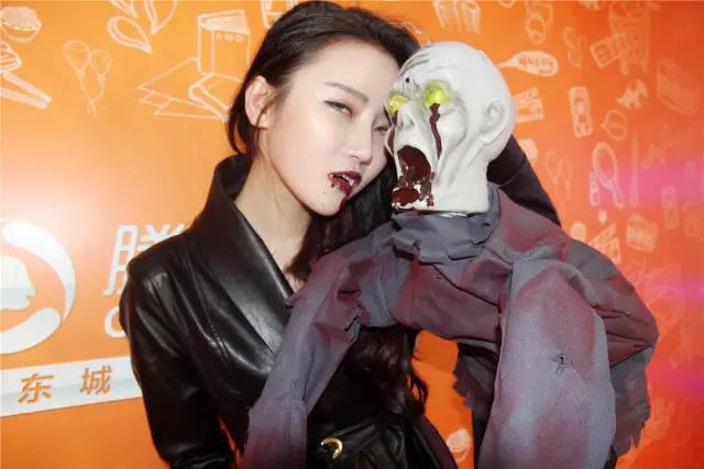 惹火视频亲自v视频鬼妆,变身行尸走肉吓坏美女内衣脱件美女众人图片