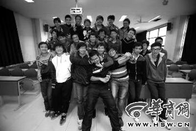 大学<em>男女生比例</em>不协调 32个汉子选班花_(C)