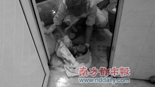 南海红会医院活婴当死婴丢厕所 家属查看在动