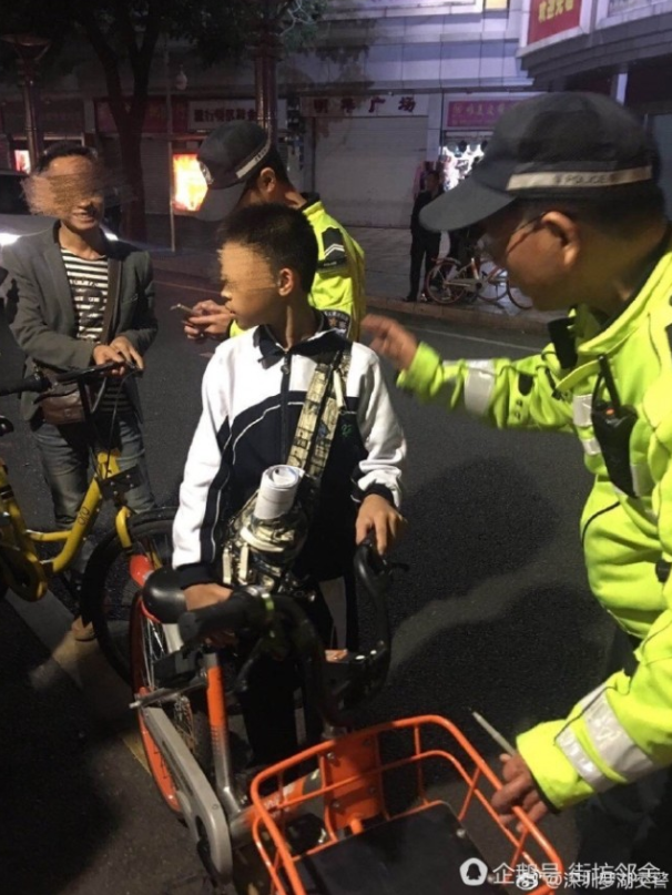 少見！羅湖一對父子站馬路邊一起聽課