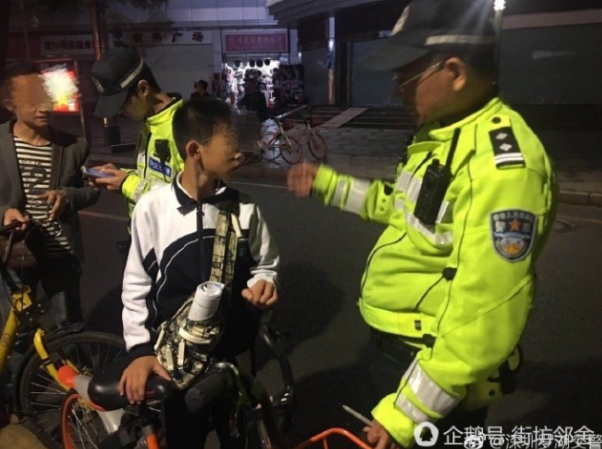 少見！羅湖一對父子站馬路邊一起聽課