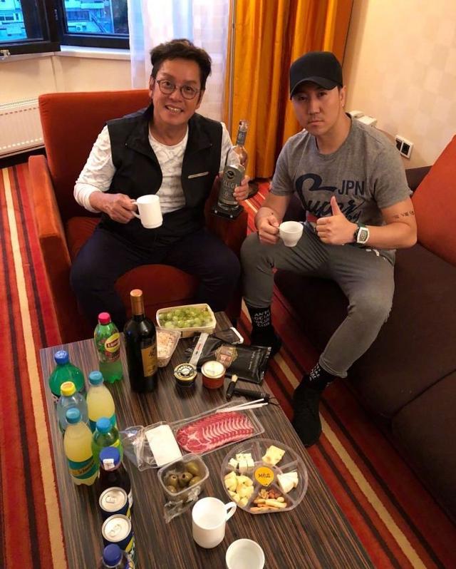 热捧世界杯 Eason校长洗手间相遇