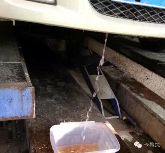 1、打开汽车放水阀,把汽车原水箱里的液体排出. 2、打开水箱盖加高清图片