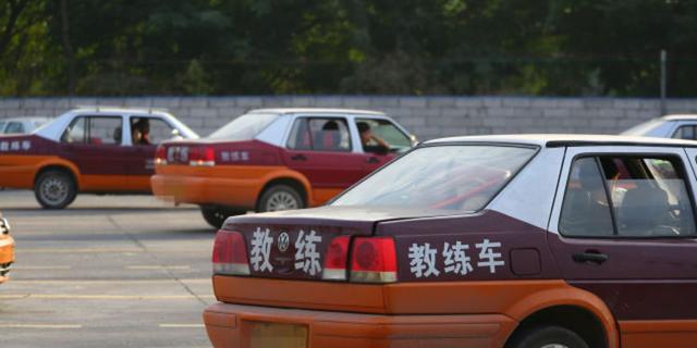 暑期学车高峰杀到 广州驾培改革叫停黑教练吃