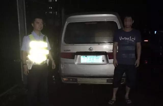 珠海一男子带着老婆孩子酒驾 驾驶证还过期了