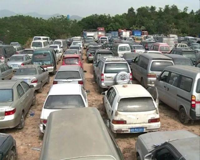 老舊車提前報廢最高補貼3萬！深圳車主排隊3天隊伍超