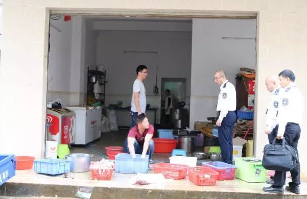 深圳一店鋪在廁所旁做鴨舌還無證無照