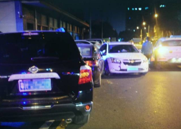 深圳男子追尾兩車被打 事后還淡定喝酒 