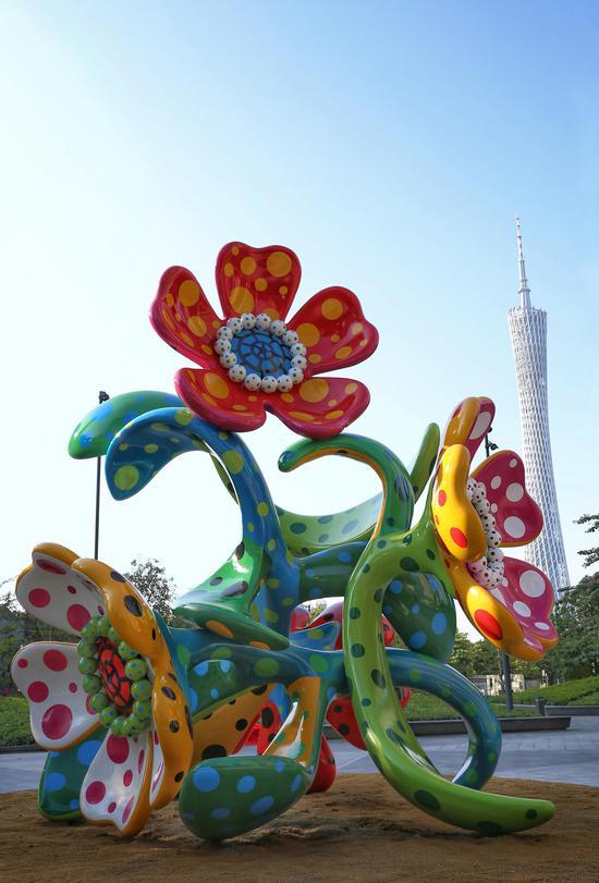 草间弥生巨型花朵雕塑首次亮相中国