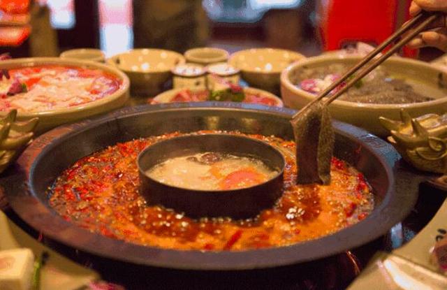 可怕！深圳南山一火鍋店每周提煉300多斤“油”重復(fù)用