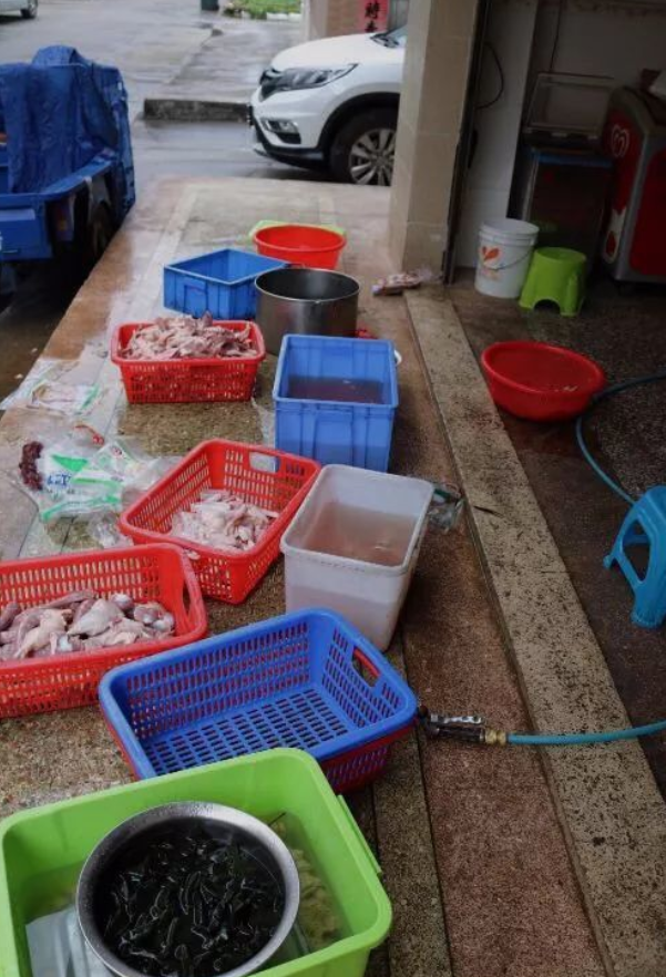 深圳一店鋪在廁所旁做鴨舌還無證無照