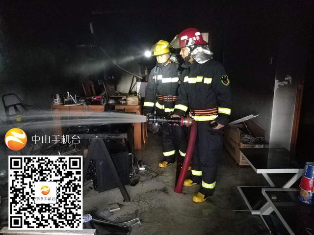 28层住宅突发火灾，消防员破门而入救火